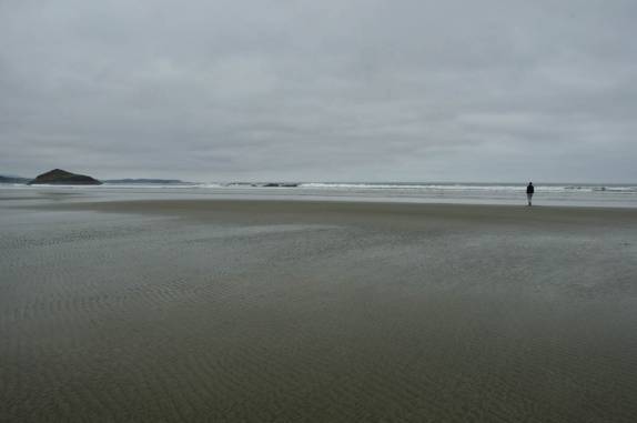 Caminhando até a água do mar em praia de Tofino, na costa oeste de Vancouver Island, litoral da British Columbia, oeste do Canadá